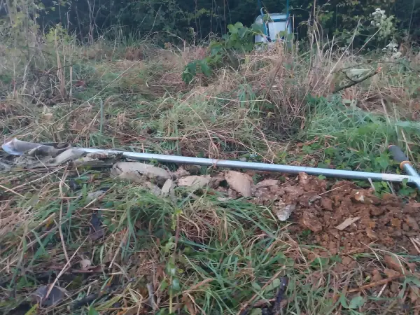 Sondage de reconnaissance des sols réalisé à la tarière manuelle dans le cadre d'une vente de terrain