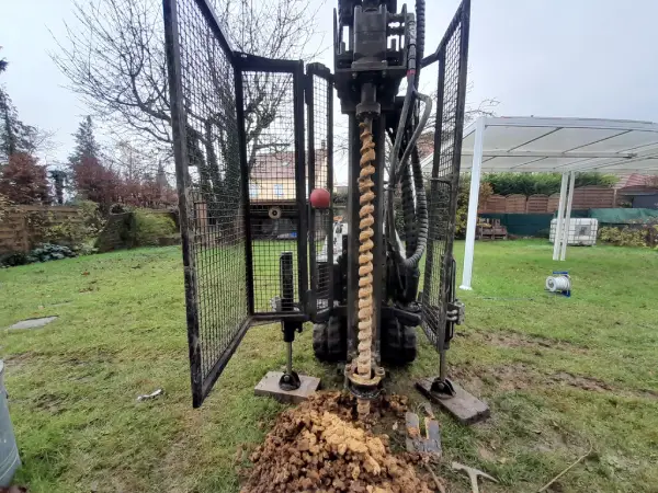 Sondage à la tarière dans le cadre d'une étude de sol G2 AVP à Coulommiers (77120)