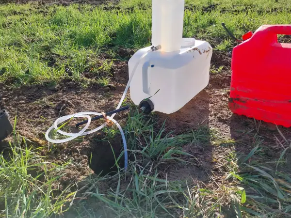 Réalisation d'un essai de perméabilité avec un Dispositif PORCHET, dans le cadre d'une étude de sol pour Assainissement non collectif.