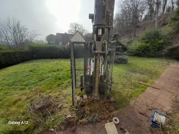 Sondage de reconnaissance des sols dans le cadre d'une étude géotechnique G5. Des sols noirâtres rencontrés vers 2 m de profondeur