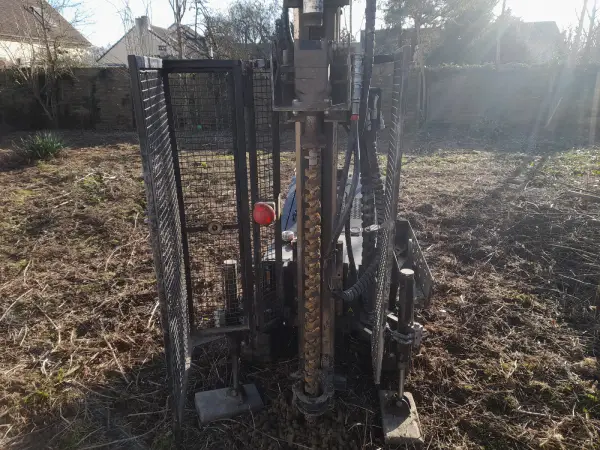 Sondage réalisé à la tarière pour prélèvement de sol dans le cadre d'une étude de pollution à Pamfou (77830)