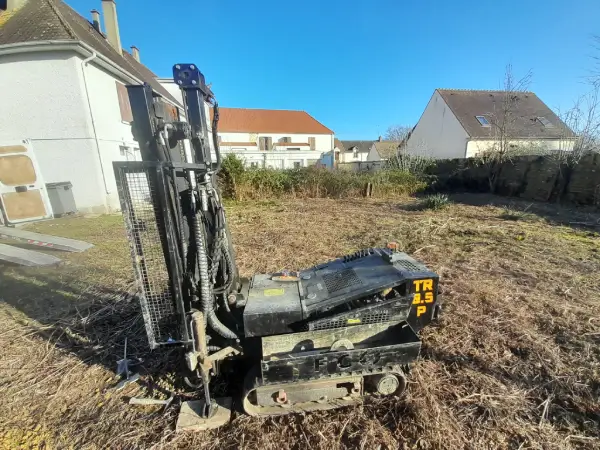 Réalisation de campagne de terrain pour une étude de sol G2 AVP sur un terrain nu à Pamfou (77830)