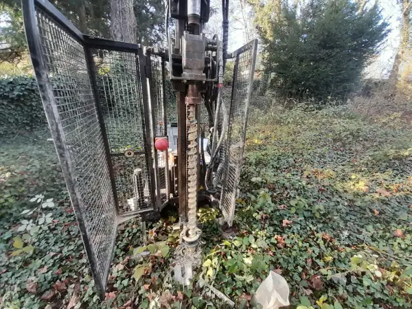 Sondage réalisé à la tarière pour prélèvement de sol dans le cadre d'une étude de pollution à Melun (77000)