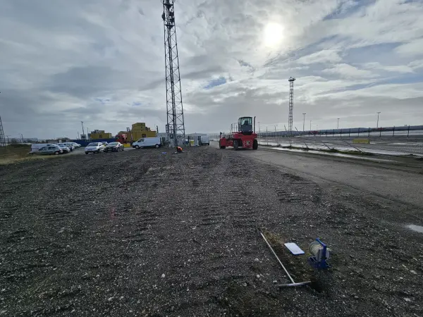 Prélèvement de sol pour une étude de pollution avant la construction d'un bâtiment industriel