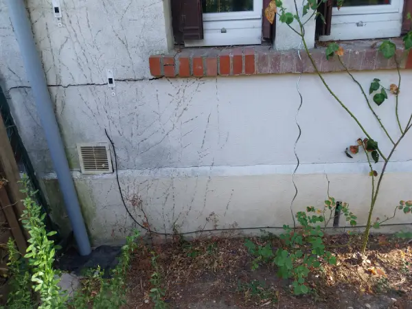 Mur d'une maison présentant des fissures en Essonne