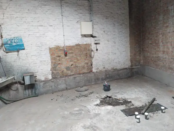 Echantillons de terres noirâtre lors d'une investigation dans un entrepôt à Lille (59)